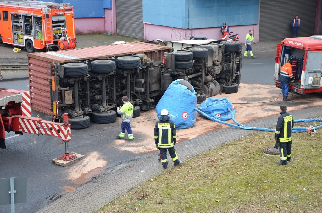 LKW umgestuerzt Niehler Hafen P115.JPG